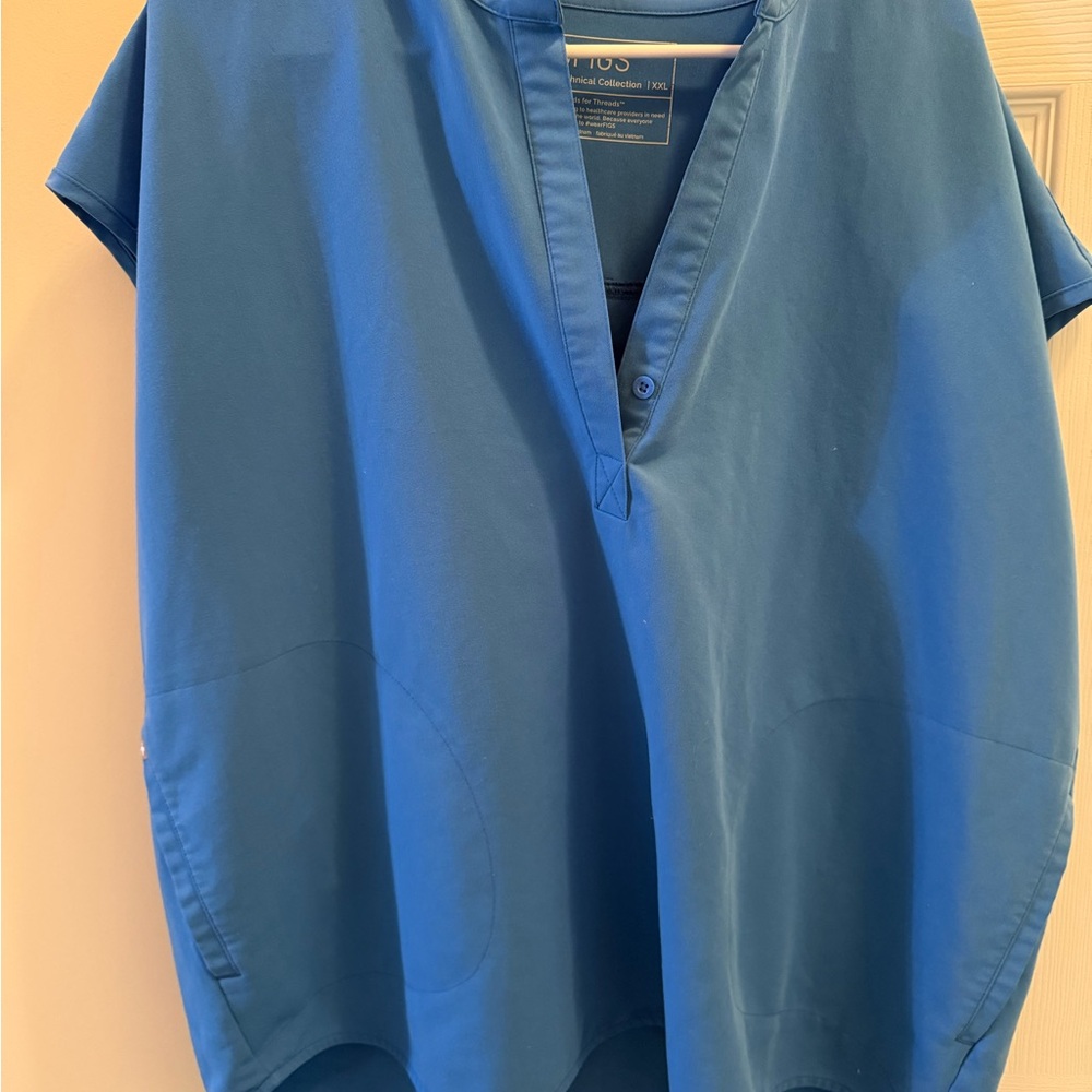 Blue figs scrub top